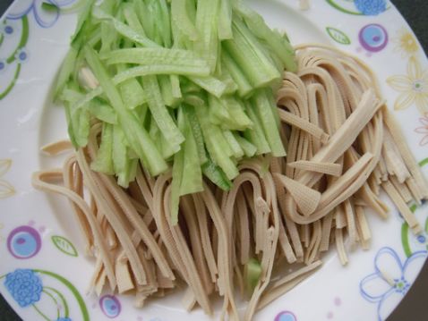 Cucumber Shreds Mixed with Tofu Shreds recipe