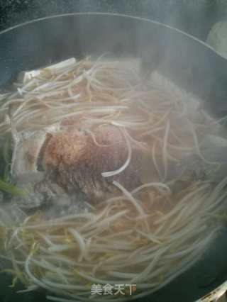 Crucian Carp with Bean Sprouts and Tofu Soup recipe
