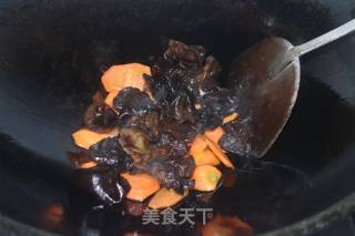 Stir-fried Broccoli with Black Fungus and Carrots recipe