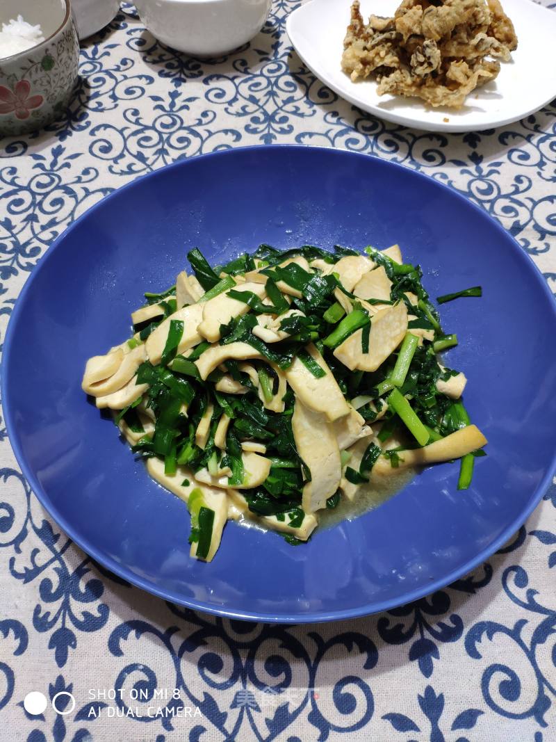 Stir-fried Bean Curd with Leek recipe