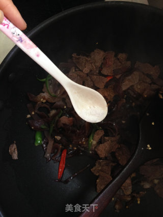 The Perfect Combination of Thinness and Meat---fried Beef with Fungus recipe