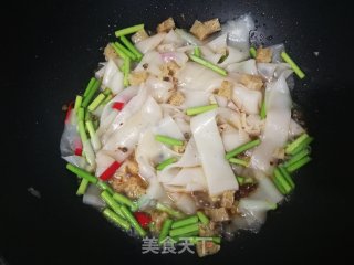 Stir-fried Liangpi with Garlic Moss recipe