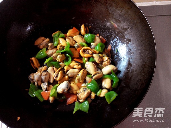Stir-fried Mussels with Green Peppers recipe