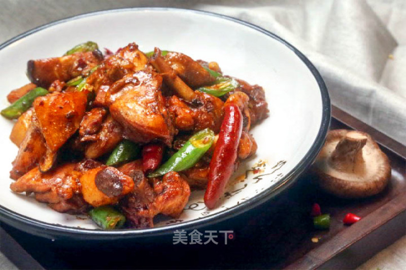 Xinjiang Large Plate Chicken is Not to be Missed, Whether It is Served with Rice or Noodles