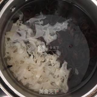 Black and White Fungus Lily Soup recipe