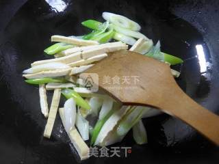 Stir-fried Dried Tofu with Green Onions recipe