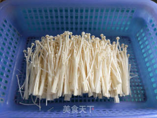 Stir-fried Enoki Mushrooms with Tomatoes recipe