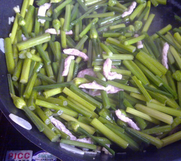 Stir-fried Shredded Pork with Fresh Leeks recipe