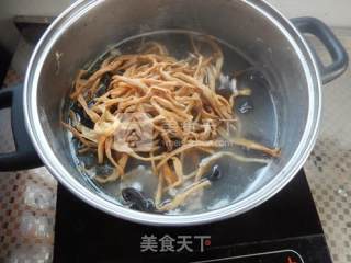 Golden Needle Vegetable Fungus Bone Soup recipe