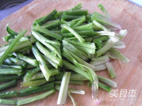 Stir-fried Cabbage Strips with Spinach Stem recipe