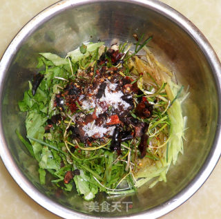 Spicy Shell Wild Onion Mixed with Lettuce recipe
