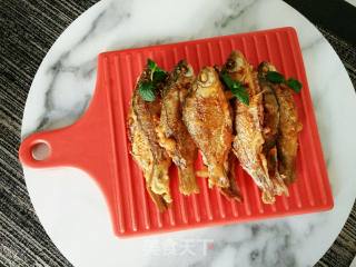 Pan-fried Small Crucian Carp recipe