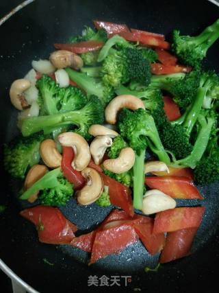 Stir-fried Broccoli with Cashew Nuts recipe
