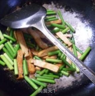 Stir-fried Dried Tofu with Garlic Sprouts recipe