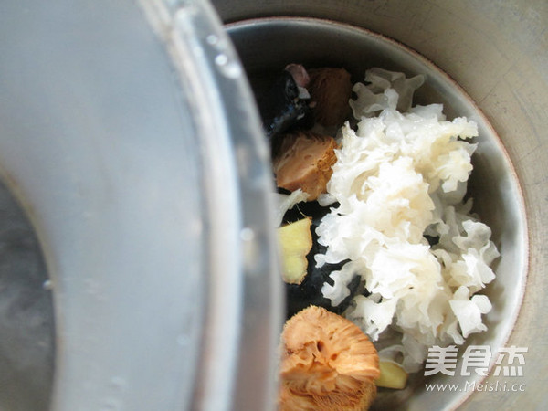 Hericium and White Fungus Black Chicken Soup recipe