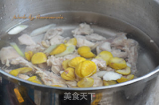 Chestnut Chicken Balls in Claypot recipe