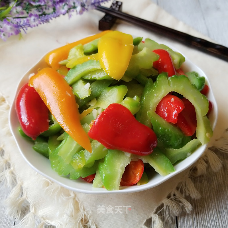 Stir-fried Bitter Gourd with Sweet Pepper recipe