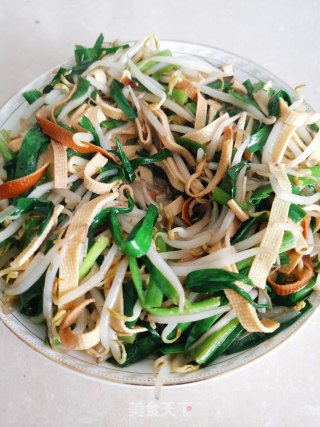 Stir-fried Three Shreds (leeks, Bean Sprouts and Tofu Skin) recipe