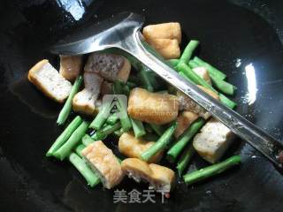 Stir-fried Plum Beans with Tofu in Hot Pepper Oil recipe