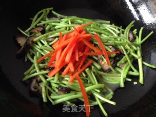 Stir-fried Chrysanthemum Chrysanthemum with Red Ginseng recipe