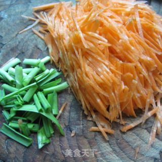 Stir-fried Scallion Egg Shreds with Carrots recipe