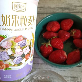 Strawberry Granola Mixed with Yogurt recipe