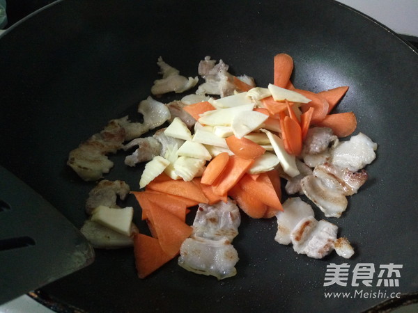 Stir-fried Winter Bamboo Shoots with Black Fungus recipe