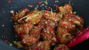 A Perfect Copy of The Salt and Pepper Ribs in A Chinese Restaurant for 38 Yuan, The Bones are Fragrant and The Meat is Rotten, So Delicious to Suck Your Fingers recipe