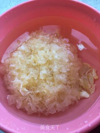 Loquat and Tremella Soup recipe