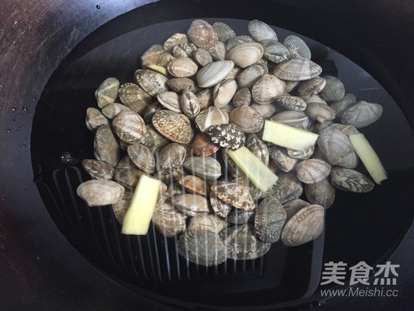 Stir-fried Clams with Shiitake Sauce recipe