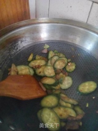 Stir-fried Bean Curd with Cucumber recipe