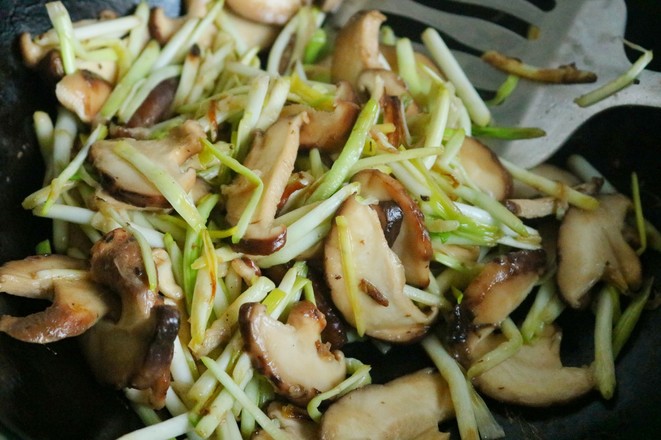 Stir-fried Garlic Sprouts with Shiitake Mushrooms recipe