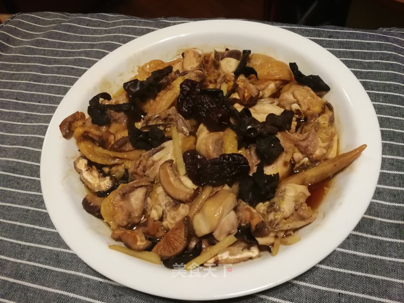 Steamed Chicken with Cloud Ears, Red Dates and Mushrooms recipe