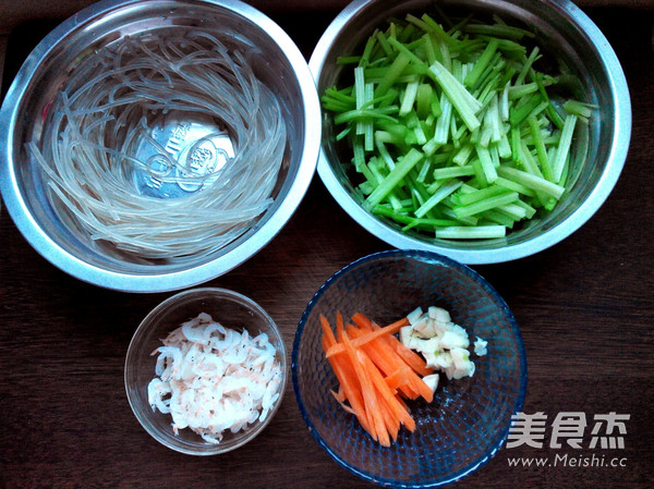 Celery Stir-fried Noodles recipe