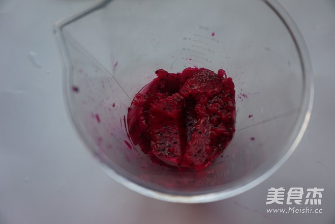 No-roasted Dragon Fruit Cheese Mousse recipe