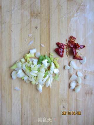 Stir-fried Noodles with Garlic Sprouts recipe