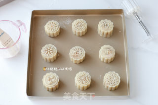 Cantonese-style Lotus Paste and Egg Yolk Mooncakes recipe