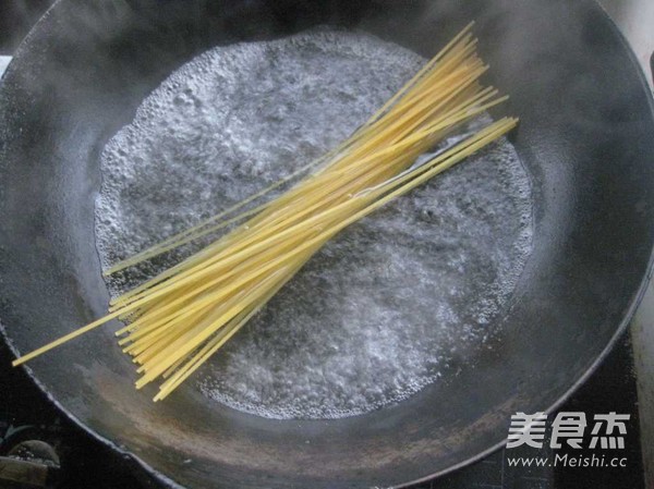 Spaghetti with Tomato Meat Sauce recipe