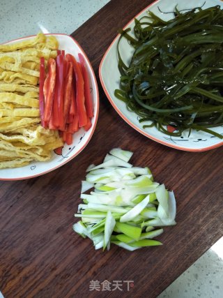 Stir-fried Kelp Shreds with Dried Tofu recipe