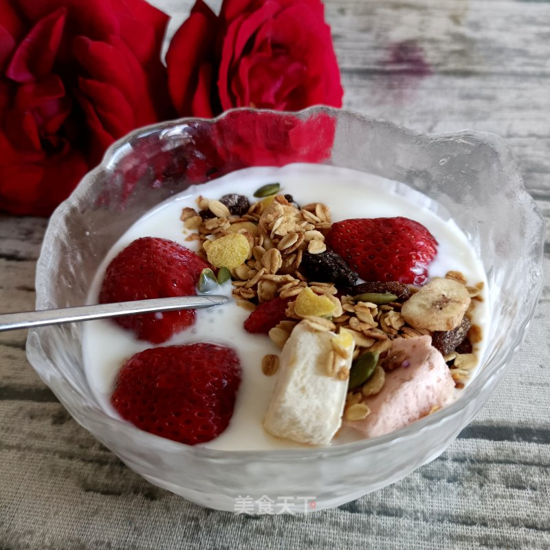 Strawberry Granola Mixed with Yogurt recipe