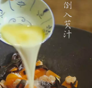 Fried Shrimp with Carrots and Fungus recipe