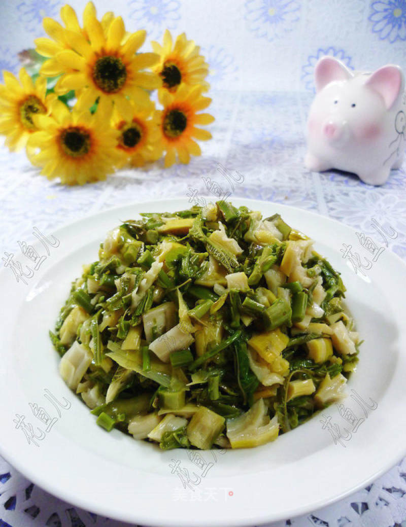 Lamb's Tail Bamboo Shoots Mixed with Chrysanthemum Buds recipe