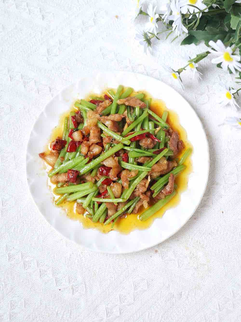 Fried Pork with Chrysanthemum Stalks recipe