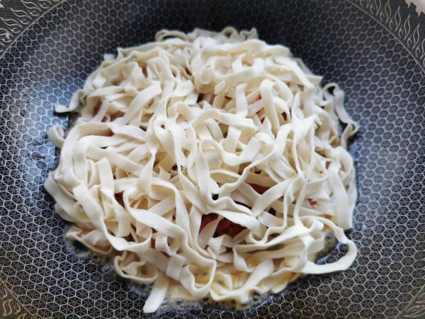 Braised Noodles with Garlic Crawfish recipe