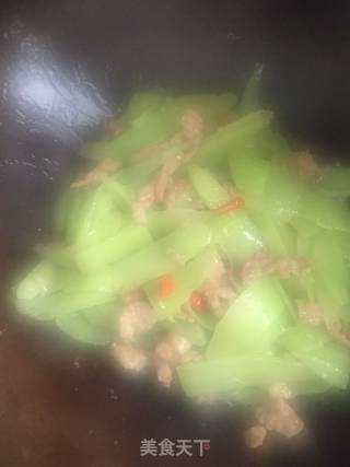 Stir-fried Lettuce with Shredded Pork recipe