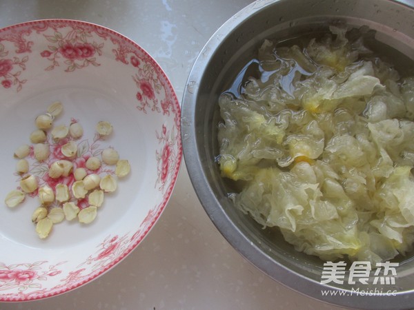 White Fungus and Lotus Seed Soup recipe