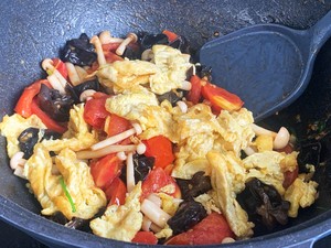 A Must-have Vegetarian Dish in Summer, Stir-fried White Mushrooms with Tomatoes and Eggs recipe