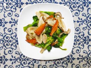 Stir-fried Broccoli with Agaricus and Carrots recipe