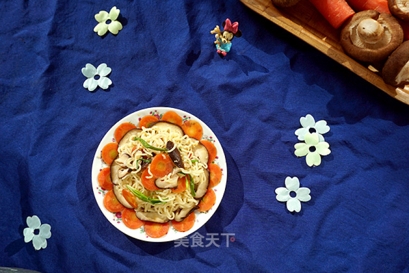 Fried Instant Noodles with Mushrooms and Carrots recipe