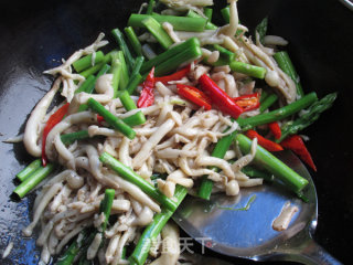 Stir-fried White Jade Mushroom with Red Wine recipe